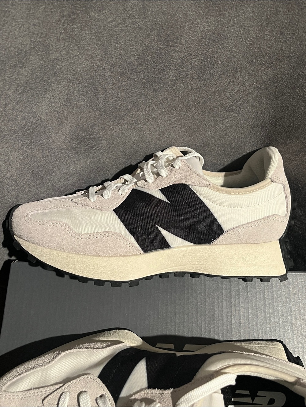 New Balance Women’s Sneakers 327 White Black Logo Size 8 US - Picture 6 of 11